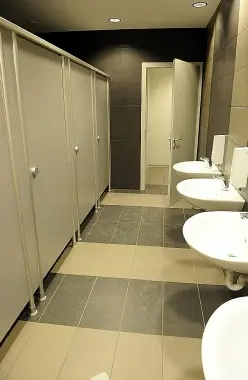 Bolzano, filma donna nei bagni del «Twenty»: denunciato
