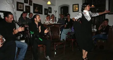 Bolzano: c'è «Mira la cara!» e nella stube tirolese si balla il flamenco