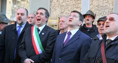 Unità d'Italia: mille bolzanini all'alzabandiera bi-partisan con Holzmann e Spagnolli - FORUM