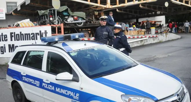 Blitz di vigili urbani e Finanza al mercatino delle pulci di Merano