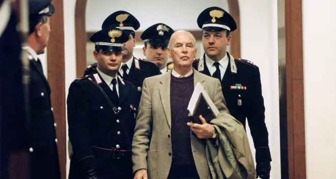 Kronbichler (Sel-Verdi) contro Marino: «Il boia nazista Priebke va sepolto a Roma»