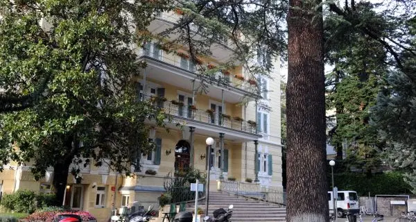 Gli anziani di Villa Serena: «Per noi piatti di plastica»