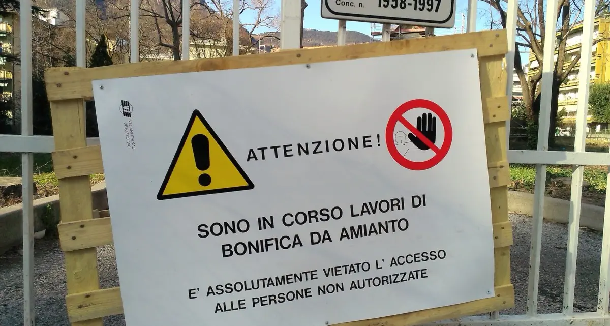 Amianto in via Novacella: un mese di lavori