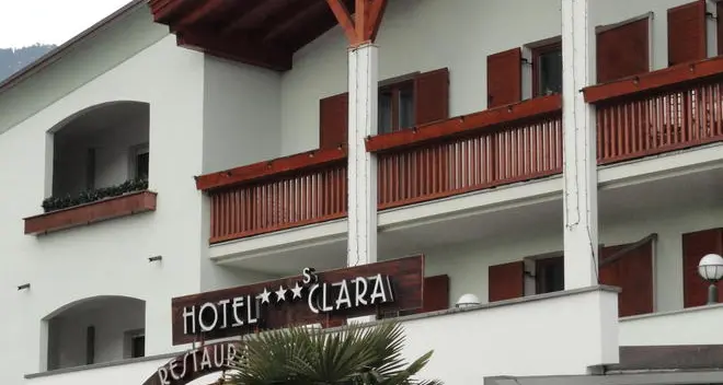 Cade dal balcone dell’hotel: grave un diciannovenne