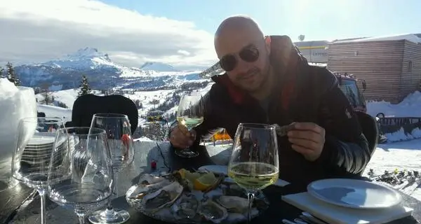 La vacanza in Alta Badia di Joe Bastianich: «Sci e cucina, non mi stai “diludendo”»