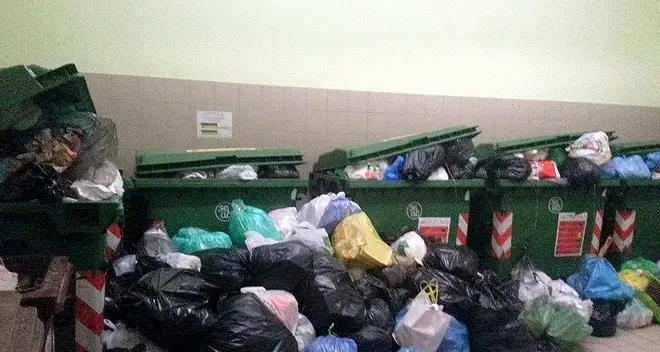 I sindacati: raccolta rifiuti nel weekend non funziona