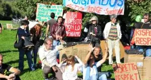 Trecento indignati sui Prati del Talvera, manifestazione pacifica e colorata