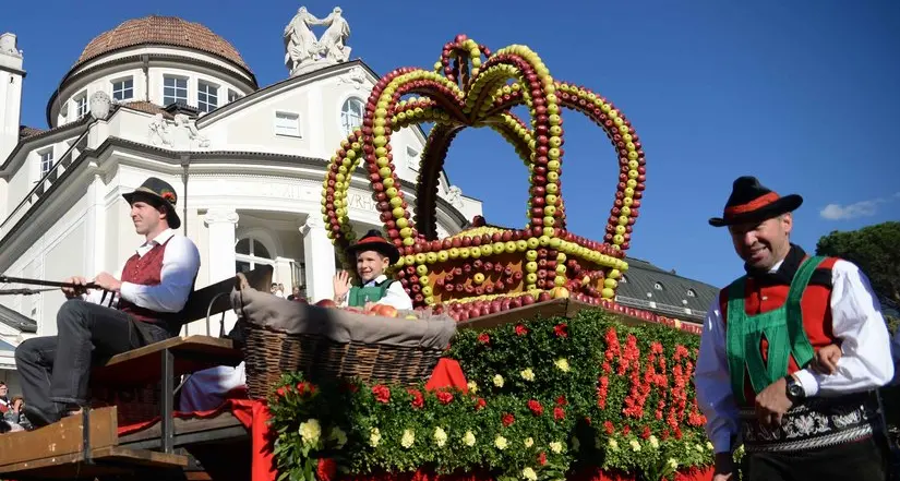 I colori di carri e bande chiudono la Festa dell’uva