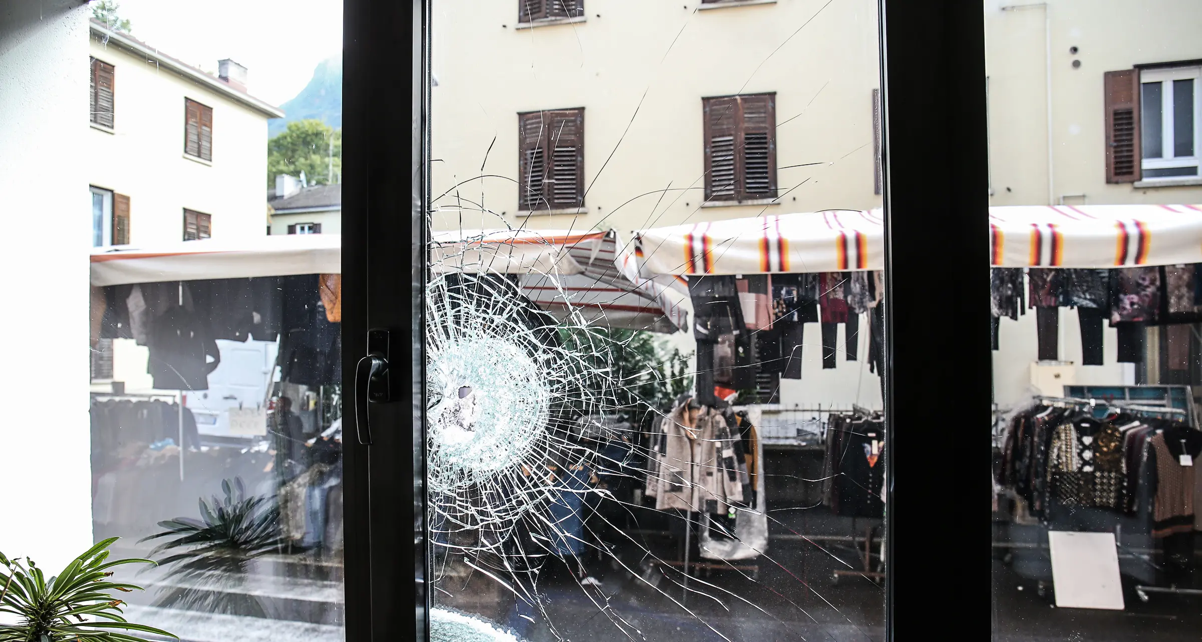 Bolzano, spaccata col mazzotto in via Aslago
