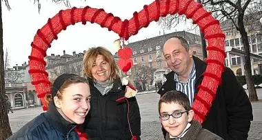 «I luoghi dell'amore»: in piazza Walther a Bolzano baci e abbracci