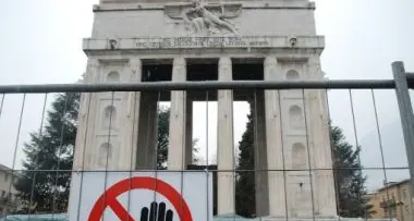 Monumenti fascisti: l'estrema destra annuncia corteo a Bolzano, Svp preoccupata