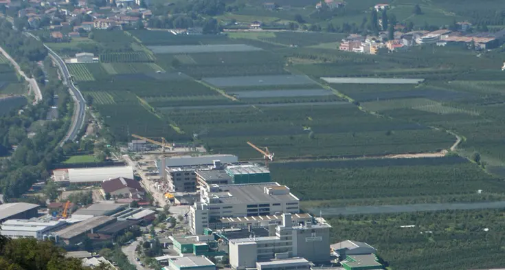 Lana brinda ai 40 anni della sua zona industriale