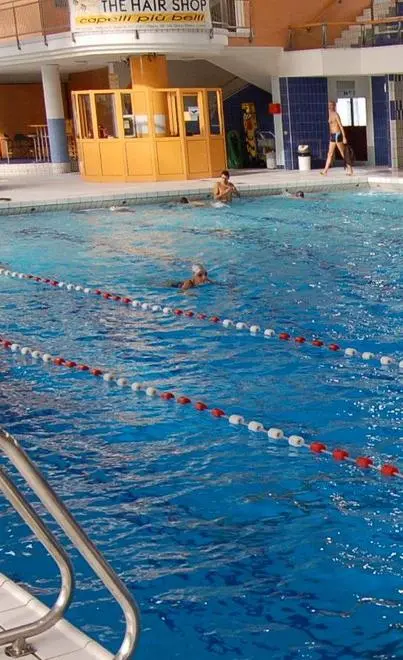 Piscina coperta, apertura anticipata