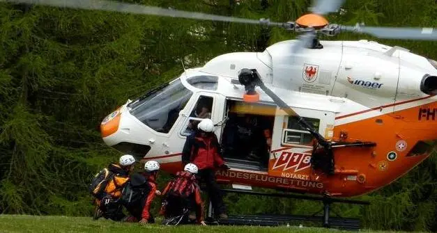 Salvato in campo dagli avversari