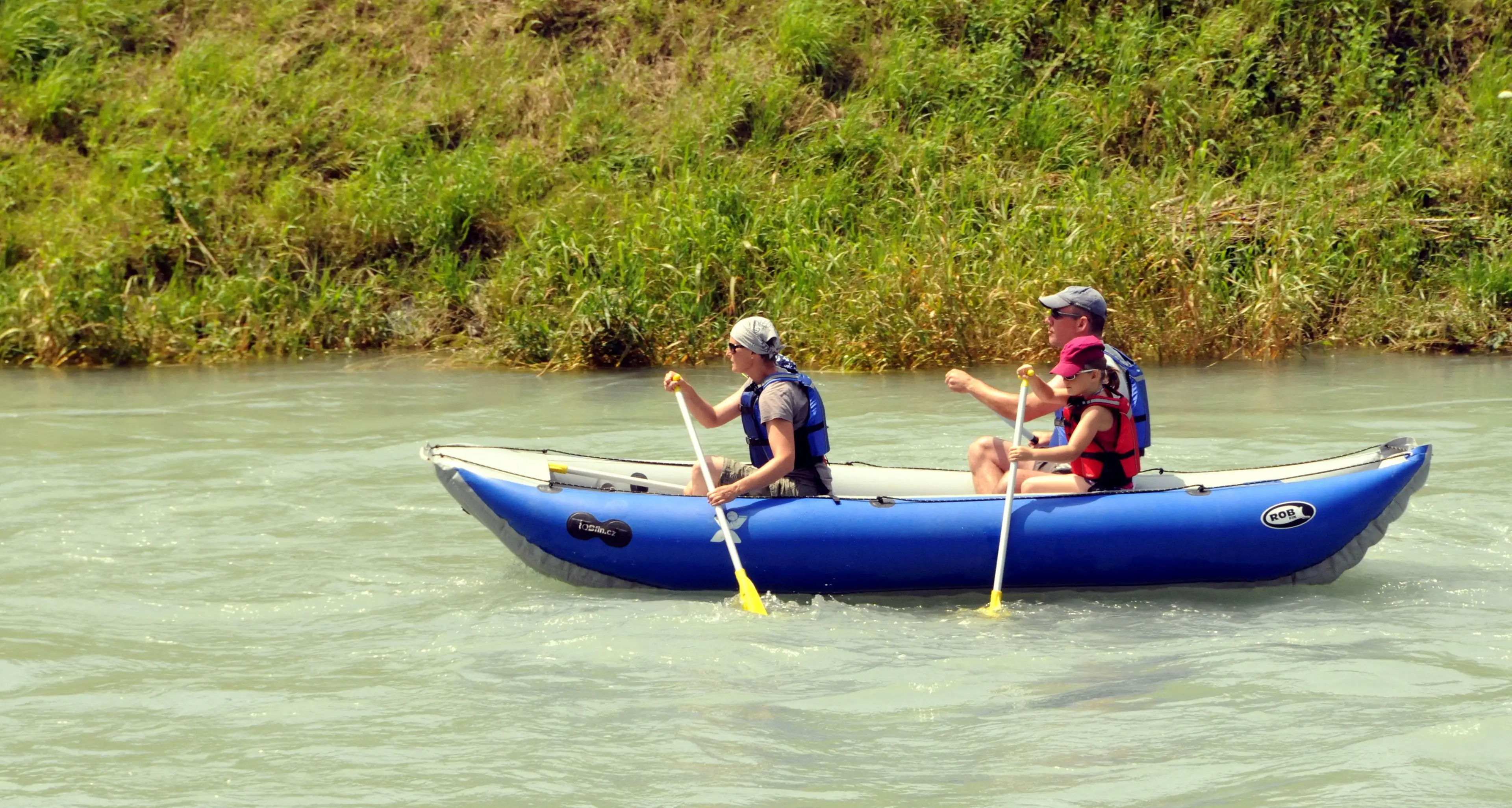 Terlano, recuperate due persone finite nell'Adige con la canoa