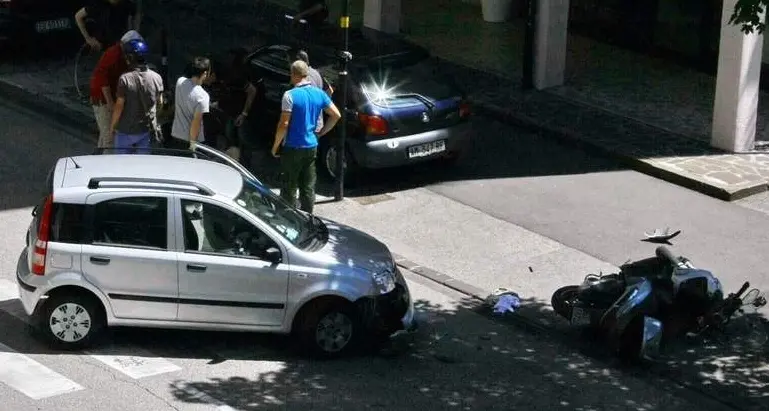 Via Milano, travolto scooterista