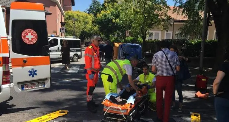 Investita sulle «zebre» in viale Venezia