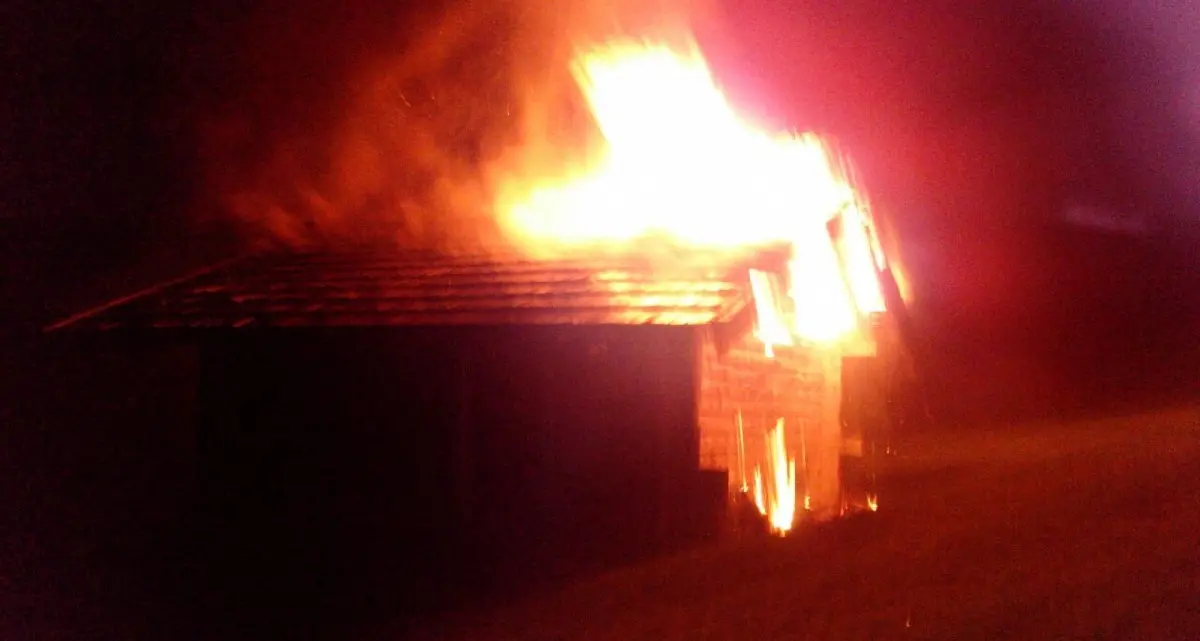 Una coppia altoatesina si salva da un incendio in una malga austriaca