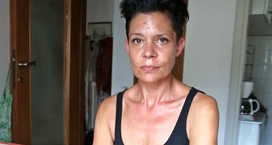 Uno striscione choc in Piazza Mazzini «Noi due, senza casa»
