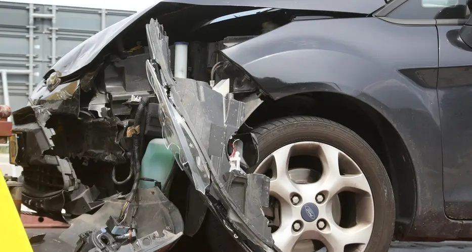 Sfascia il muso dell’auto contro uno spartitraffico
