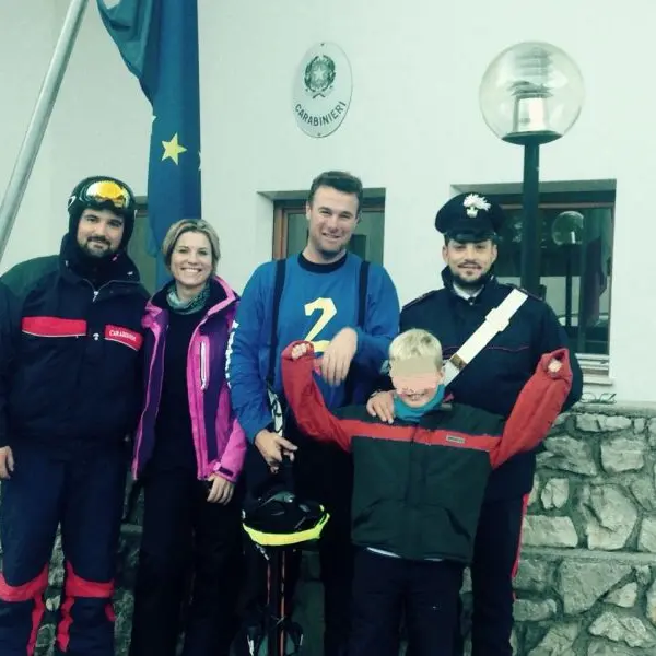 Bimbo si smarrisce sulle piste di sci, i carabinieri ritrovano i genitori