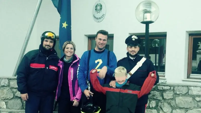 Bimbo si smarrisce sulle piste di sci, i carabinieri ritrovano i genitori