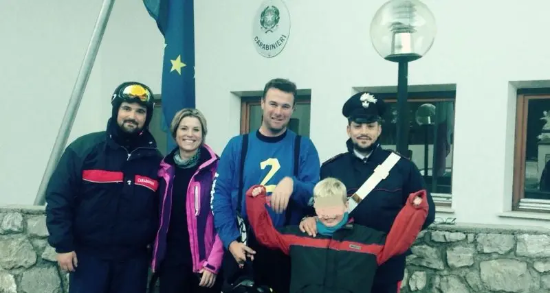 Bimbo si smarrisce sulle piste di sci, i carabinieri ritrovano i genitori