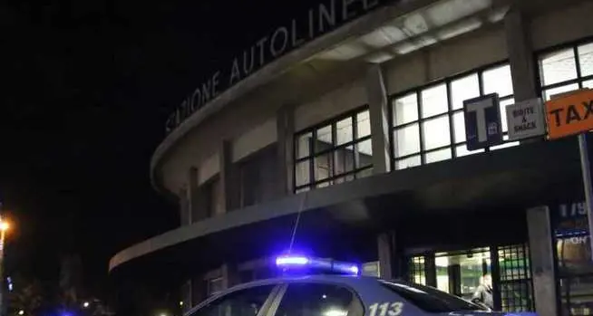 Donna morde un anziano e lo deruba: arrestata