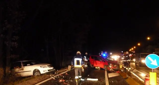 Ora, frontale tra due auto con due feriti