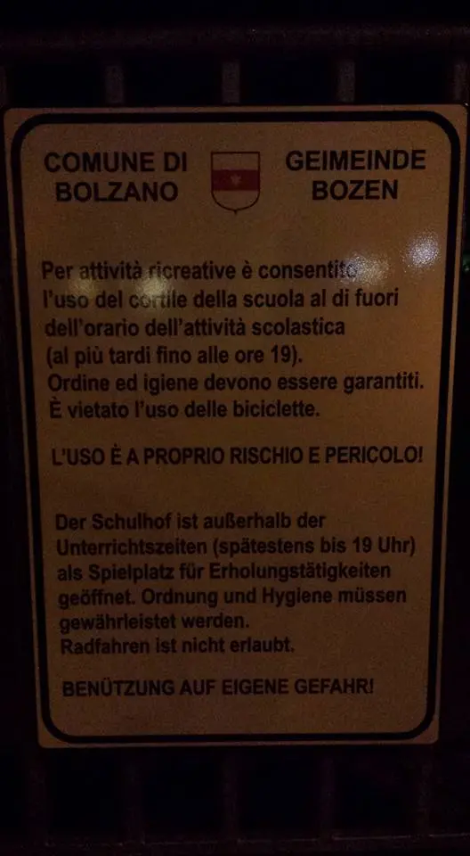 Bolzano, gaffe del Comune sui cartelli davanti a scuola