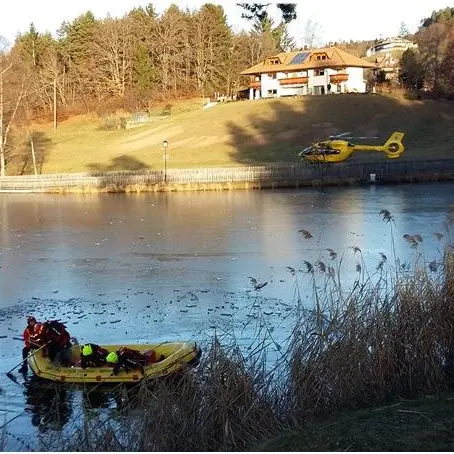Renon, finisce con l'auto nel lago ghiacciato di Costalovara: un ragazzo di 20 anni grave a Innsbruck