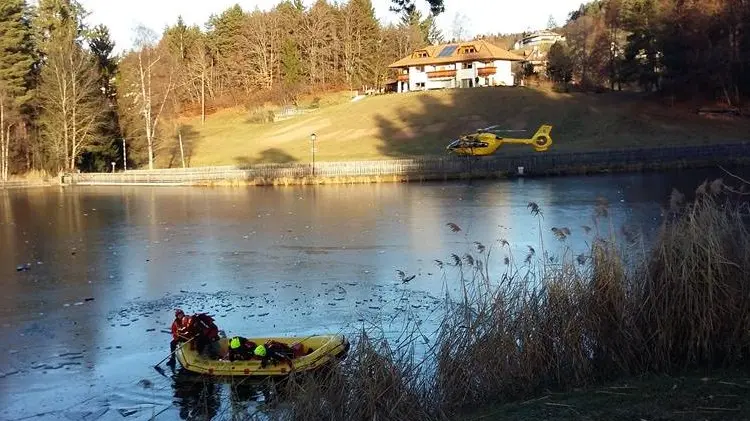 Renon, finisce con l'auto nel lago ghiacciato di Costalovara: un ragazzo di 20 anni grave a Innsbruck