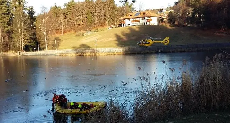 Renon, finisce con l'auto nel lago ghiacciato di Costalovara: un ragazzo di 20 anni grave a Innsbruck