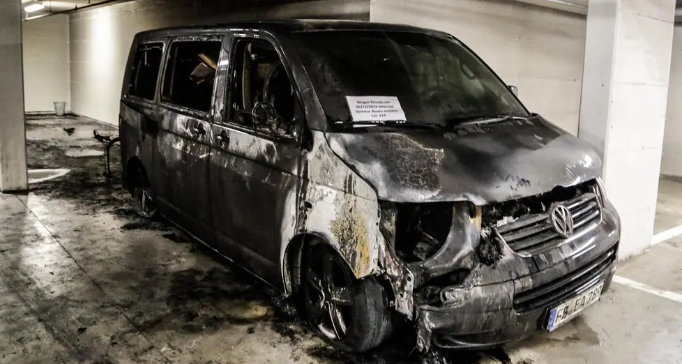 Il piromane dei garage: in fiamme un furgone