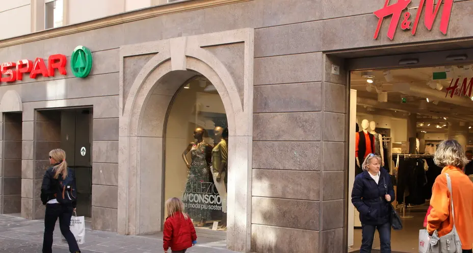 Festivi, commesse (quasi) tutte a casa