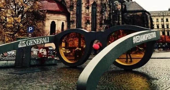 Due occhiali giganti sono apparsi in Piazza Walter