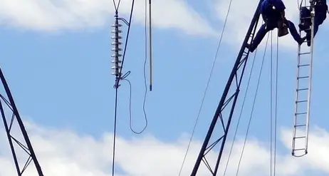Albes, cede il cavo dell’alta tensione e cade in un frutteto