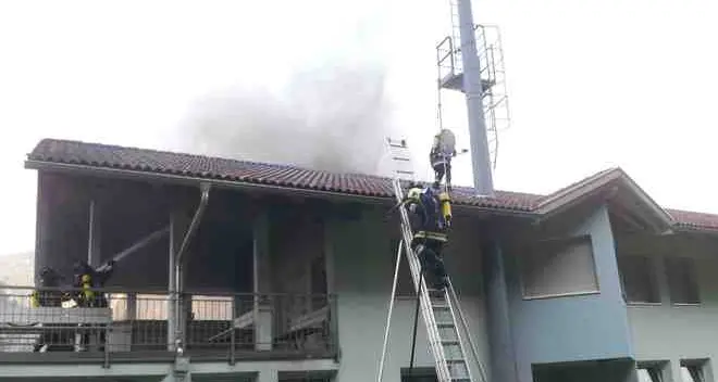 Incendio al campo sportivo di Magrè