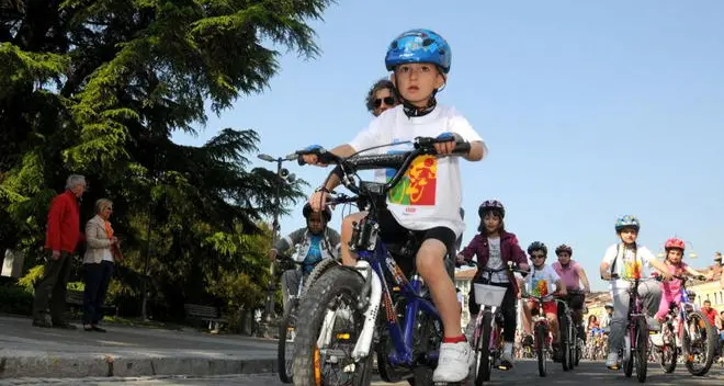 Muoversi in bici ma col caschetto