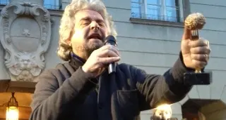 Centinaia in piazza Municipio a Bolzano per Beppe Grillo