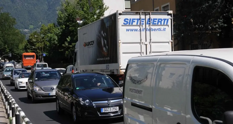 Lavori in via Petrarca per l’acquedotto comunale