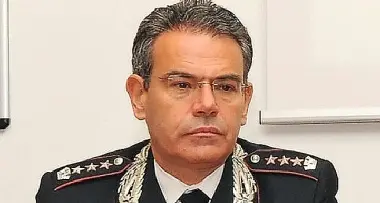 Marito lasciato brucia l'auto al rivale