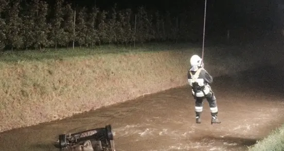 Ora, auto precipita in un canale