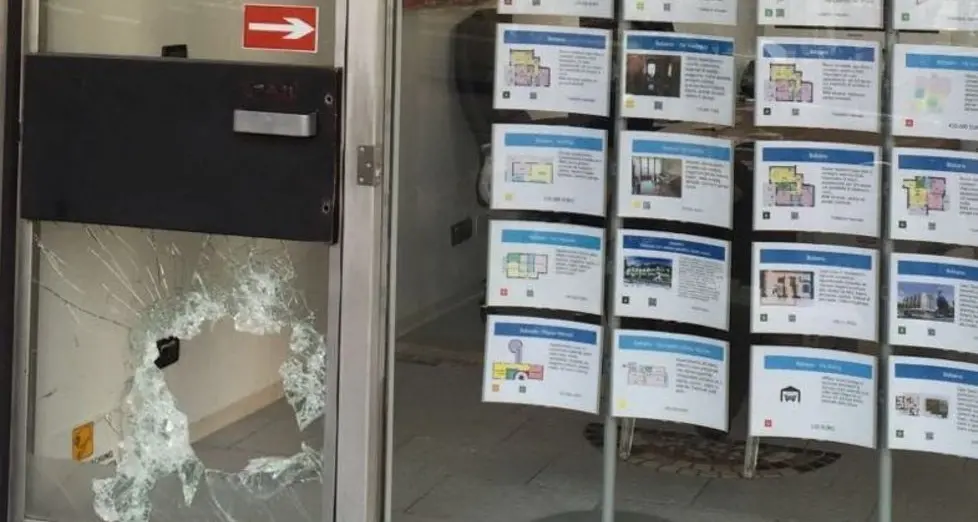 Nuova incursione notturna con furto in piazza Vittoria