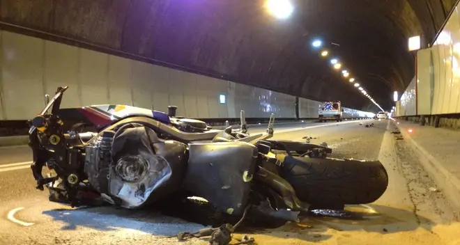 Grave incidente sotto il tunnel del Virgolo, morto un motociclista di 21 anni