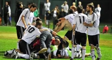 Calcio: rigore \"carambola\" non valido, si rigioca la partita / Video