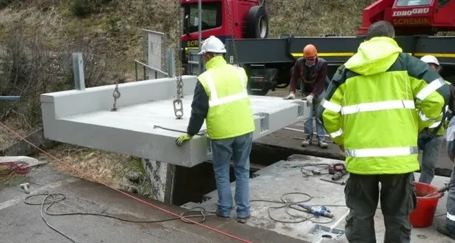 Il ponte sostituito in due ore / VIDEO - FOTO