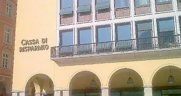 Bolzano: piazza Walther invasa dai tavolini dei bar
