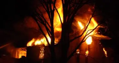 Brunico: incendio distrugge fienile, cinque evacuati