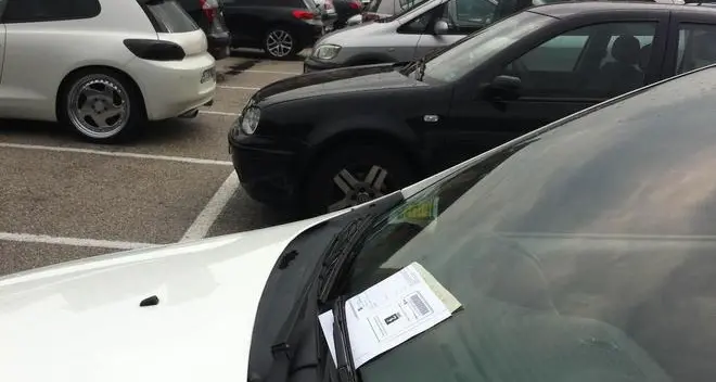 Multe alle auto straniere, spese d’incasso troppo alte